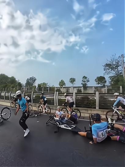 坐共享单车车篮摔死,共享单车摔倒