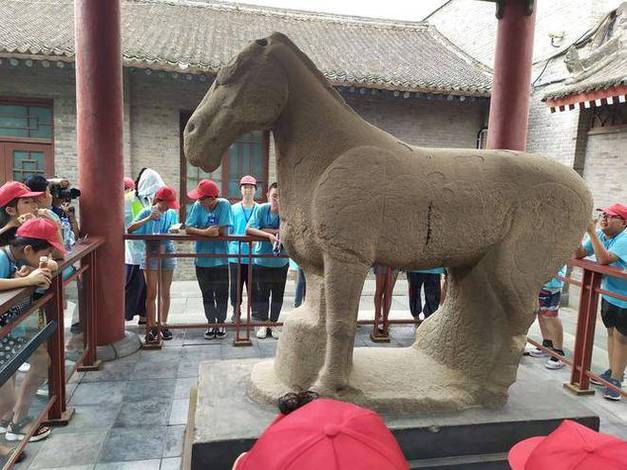 六台彩开奖特马和东汉石人像立在路边与东汉石雕人像