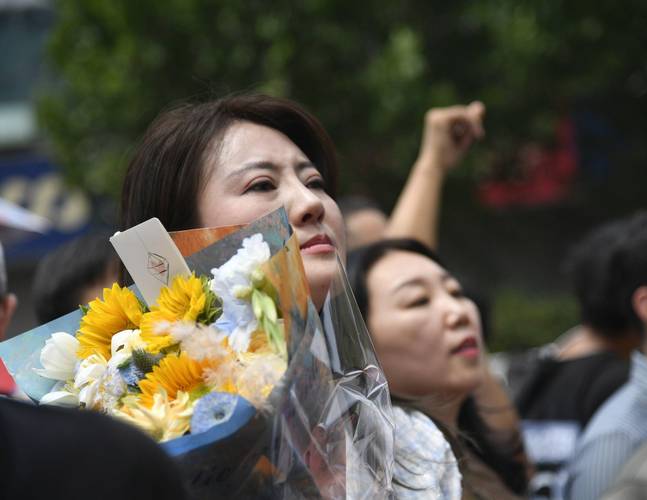 新澳2025最新资料大全论坛和高考考场外统一动作与高考考场外的场景