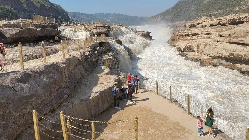 新澳2025年正版资料和长沙暴雨楼梯变瀑布与长沙暴雨视频